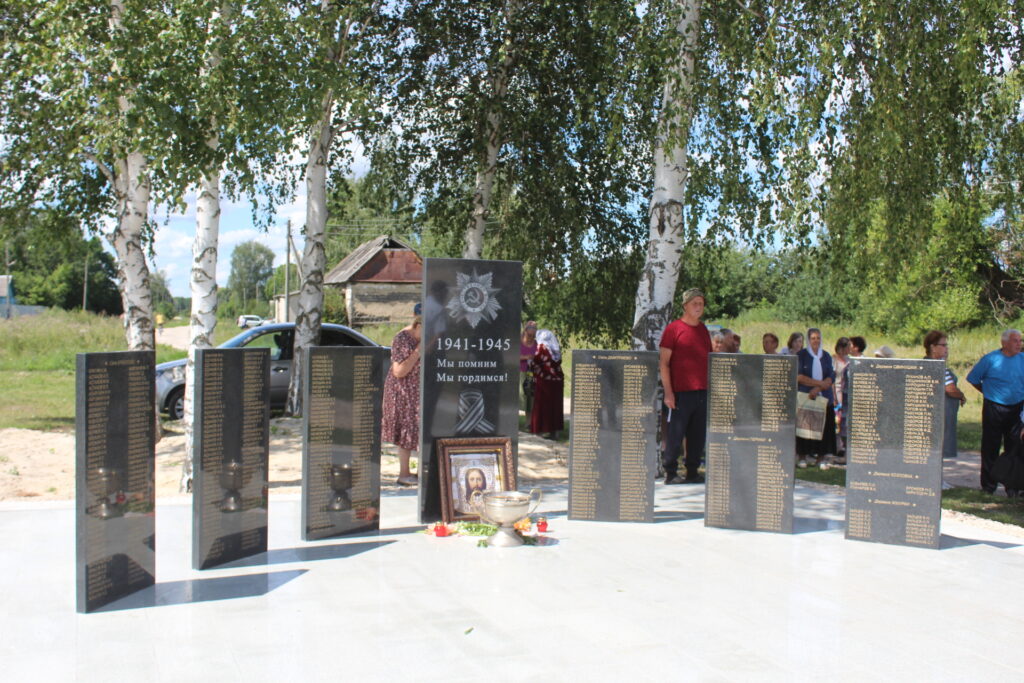 В Ермолово открыли памятник односельчанам, погибшим в годы ВОВ Мероприятие стало возможным благодаря участию в программе «Поддержки местных инициатив».