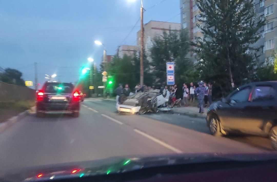 На улице Зубковой в Рязани перевернулся легковой автомобиль