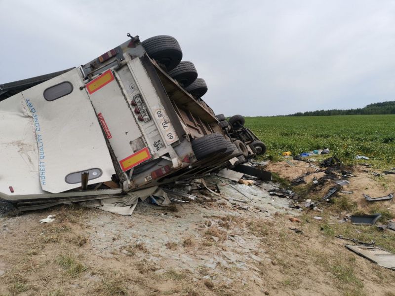 Два человека погибли, трое пострадали в ДТП с грузовиком в Брянской области