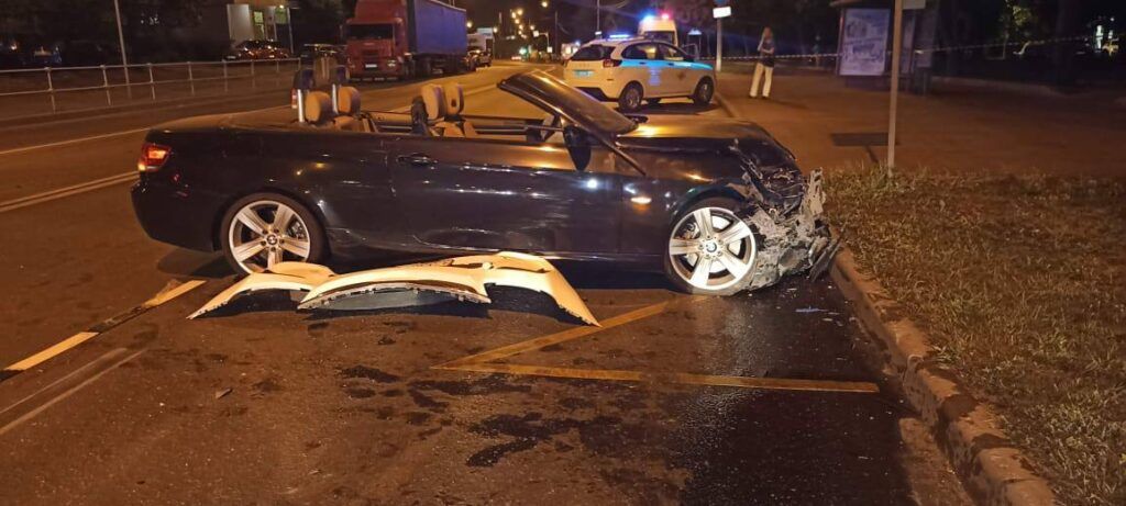 Автомобиль такси вылетел на тротуар и сбил женщину с ребёнком на севере Москвы