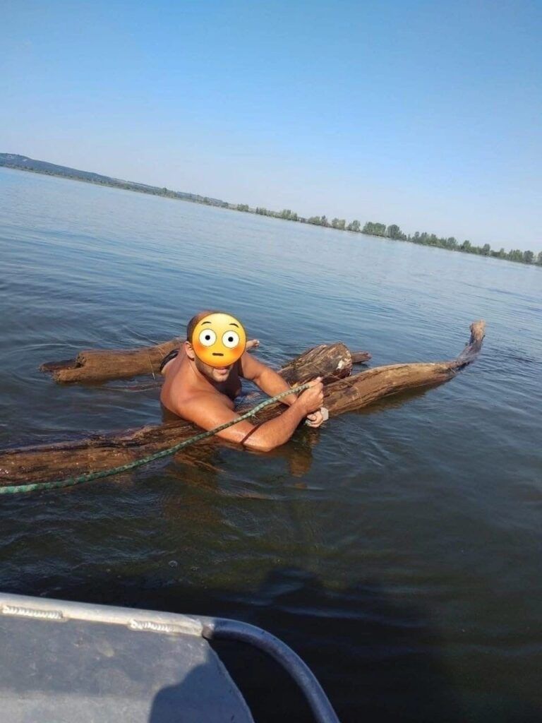 На озере в Рязанской области пришлось спасать шутника на самодельном плоту Мужчина объяснил свой поступок тем, что собирался разыграть жену, будто он утонул.