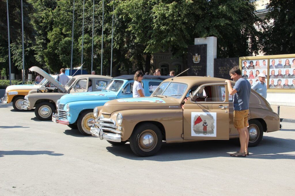 На площади Победы в Рязани сегодня можно увидеть раритетные авто