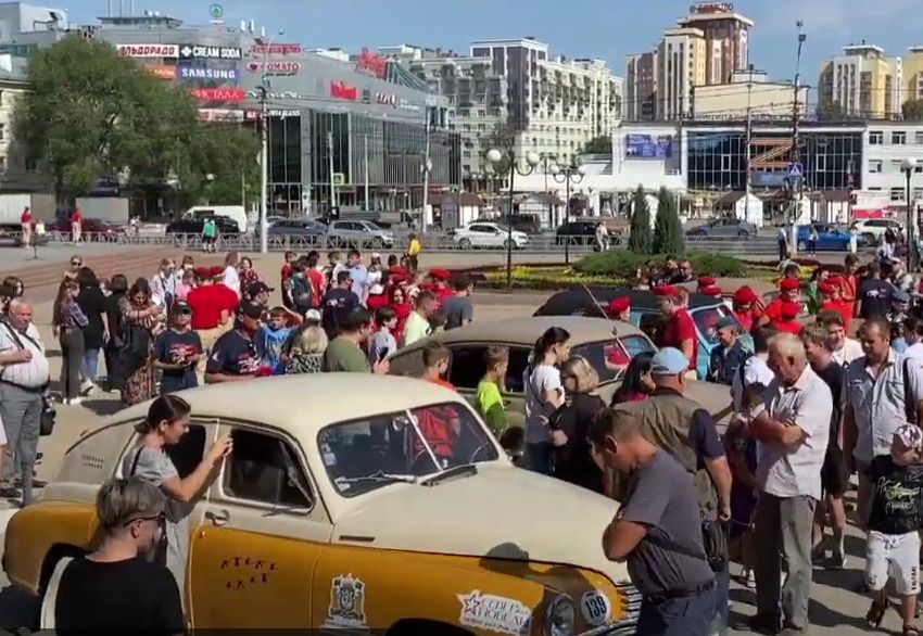 На площади Победы в Рязани сегодня можно увидеть раритетные авто