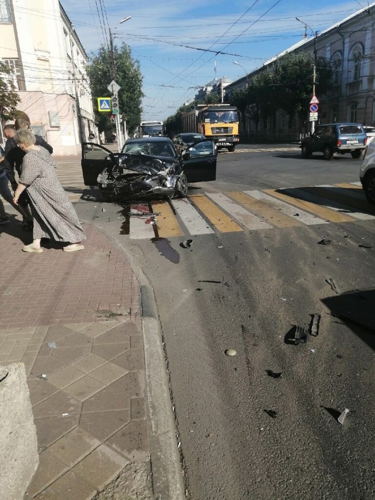 Появились новые фото серьёзного ДТП на улице Ленина в Рязани