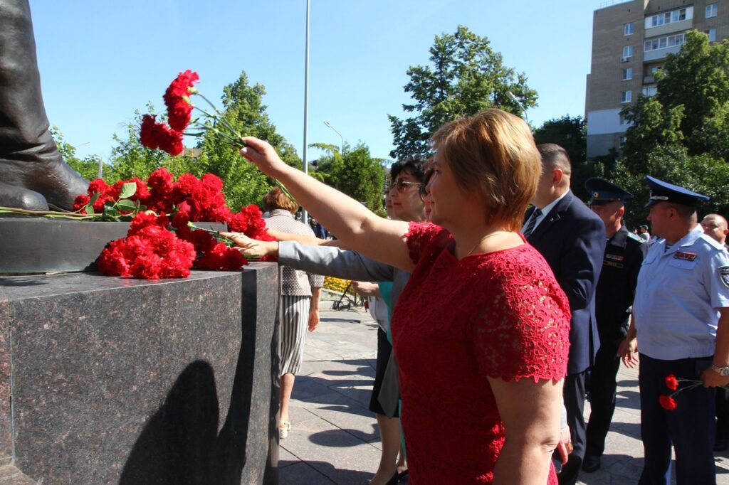 Елена Сорокина поздравила рязанцев с Днём ВДВ Елена Сорокина поздравила рязанцев с Днём ВДВ По словам мэра, праздник в Рязани стал общегородским.