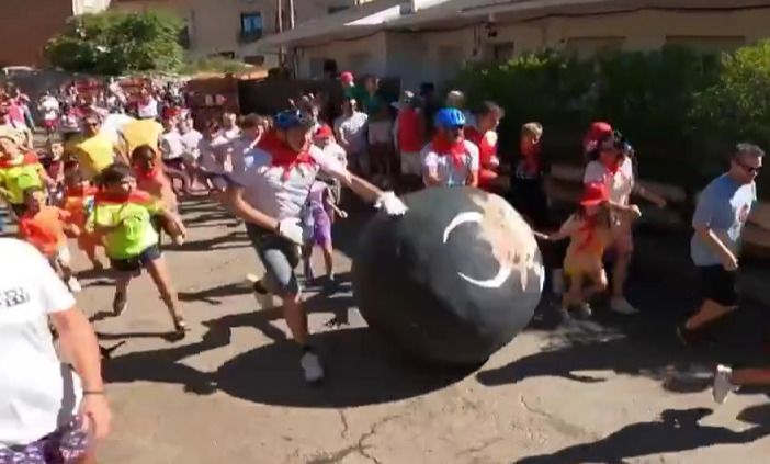 В Испании быков в традиционном забеге заменили надувные мячи