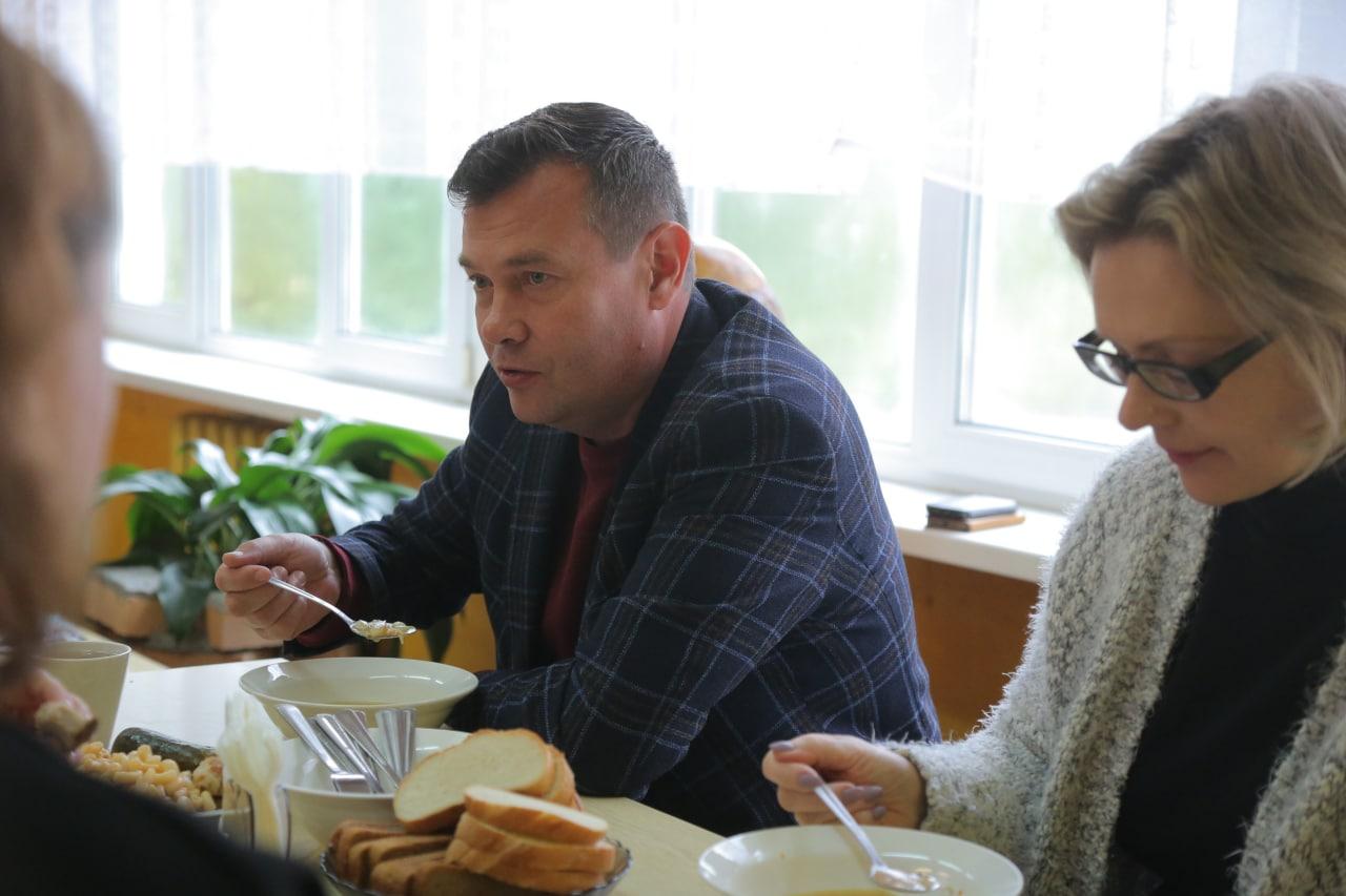 Александр Гречищев лично проверил качество питания в Бояркинской школе
