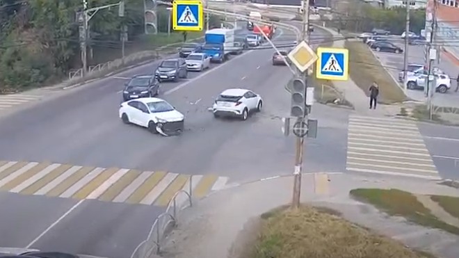 Момент ДТП на проезде Яблочкова в Рязани попал на видео