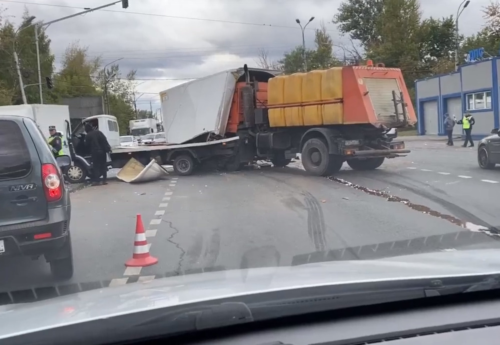 У поста ДПС на Московском шоссе Рязани столкнулись три грузовика