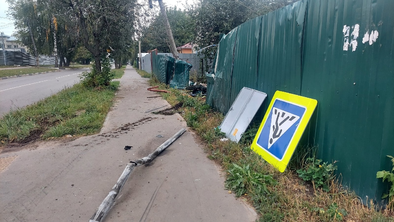 В Московском районе Рязани машина снесла забор частного дома