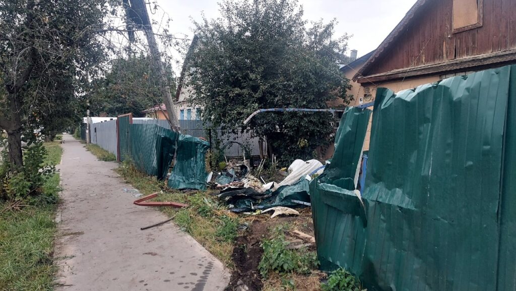 В Московском районе Рязани машина снесла забор частного дома