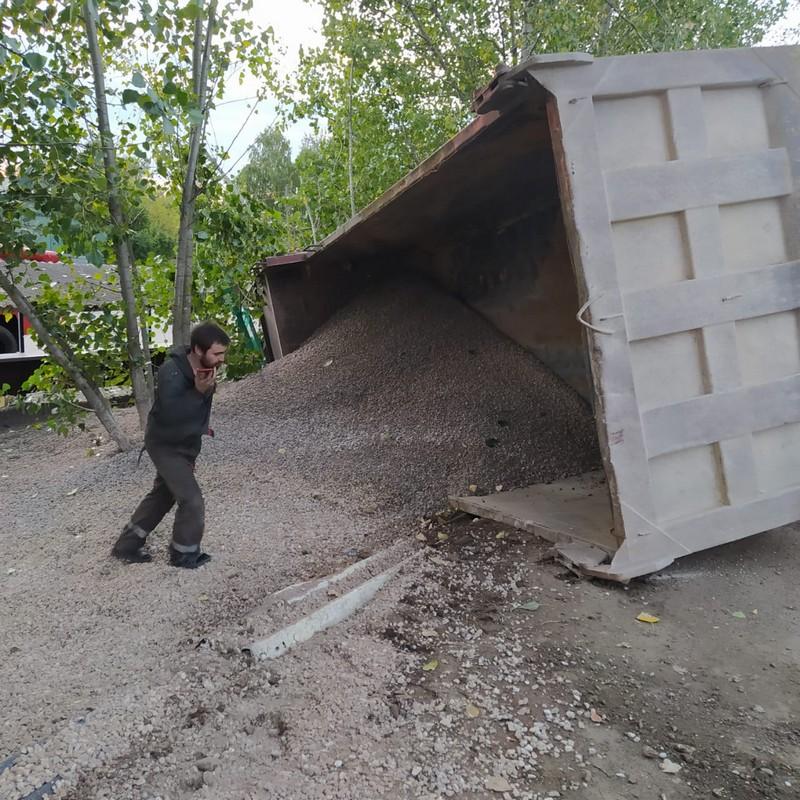 В Пронске КамАЗ завалился на бок, водителю помогли выбраться из кабины спасатели