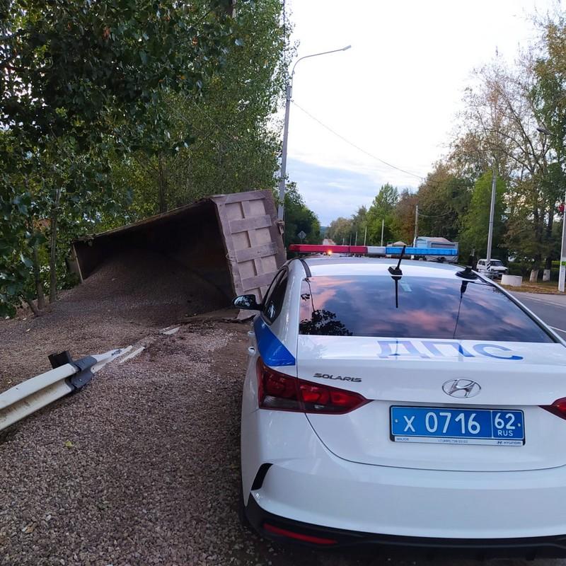 В Пронске КамАЗ завалился на бок, водителю помогли выбраться из кабины спасатели