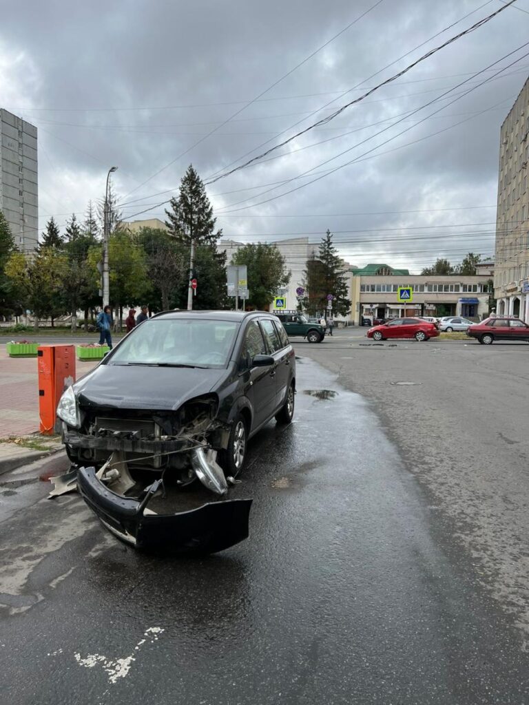 В центре Рязани столкнулись две легковушки под управлением пенсионерок В центре Рязани столкнулись две легковушки под управлением пенсионерок При аварии пострадала 75-летняя водитель Hyundai.