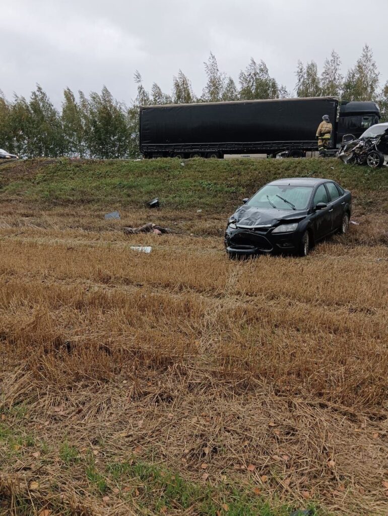 Три человека погибли и один пострадал в автокатастрофе в Рязанской области