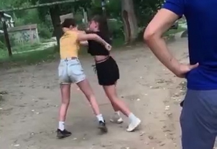 «Такой ужас!»: в Энгельсе девочки устроили драку в стиле MMA