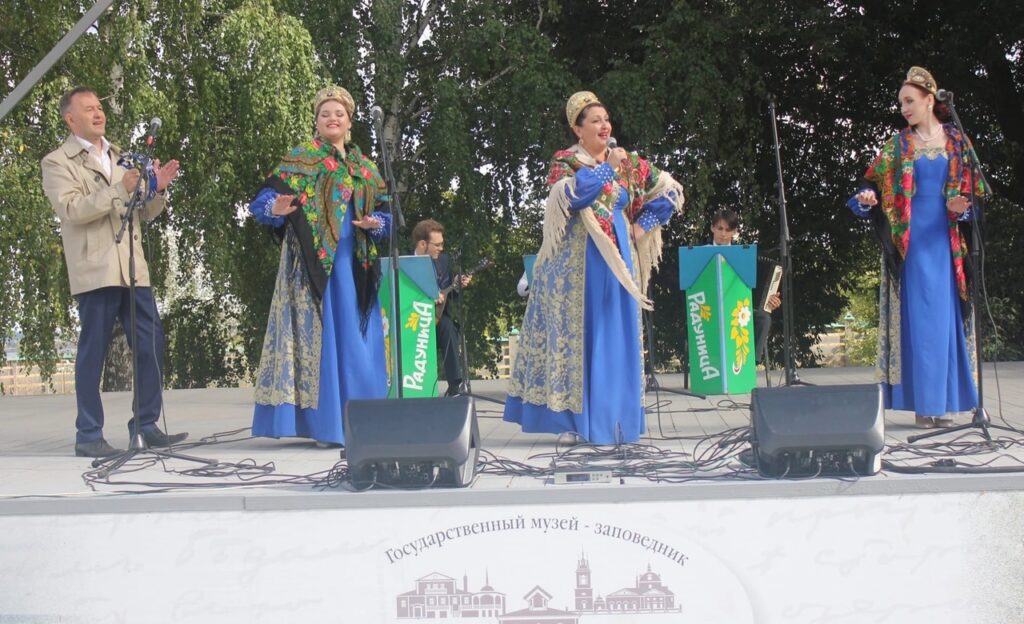 В Рязанской области открылись «Есенинские дни» В Рязанской области открылись «Есенинские дни» В Константиново прошёл концерт ансамбля "Радуница".