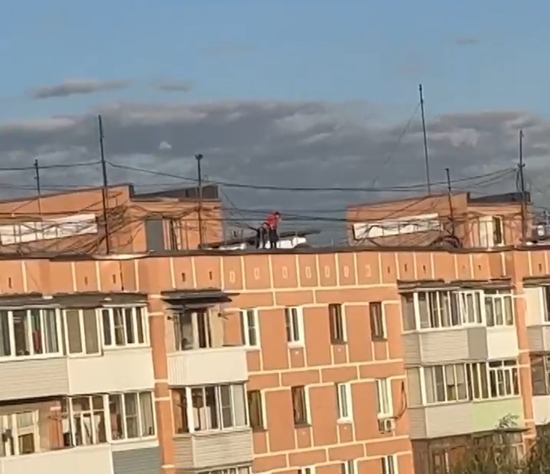 В Канищеве засняли подростков, сбрасывающих мебель с крыши многоэтажки