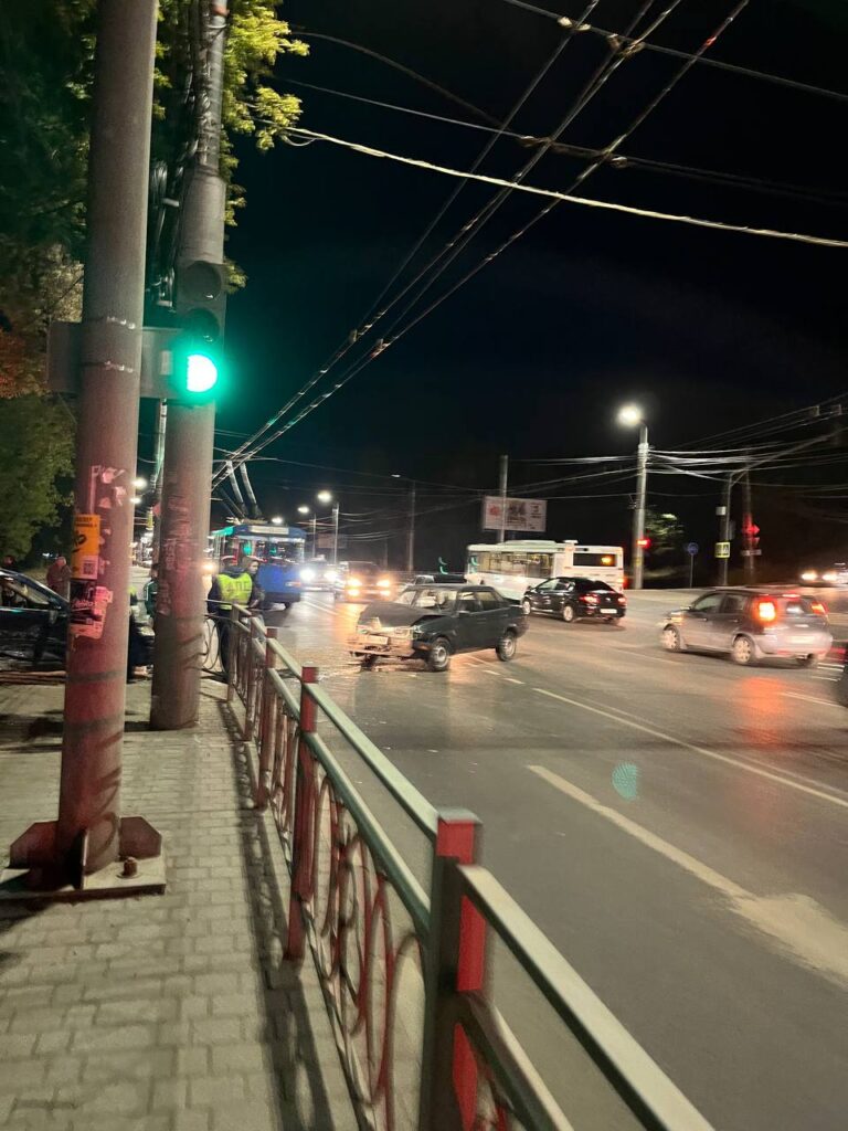 На Касимовском шоссе произошло серьёзное ДТП На Касимовском шоссе произошло серьёзное ДТП Напротив гипермаркета «Лента» столкнулись Opel и «девятка». Автомобили получили сильные повреждения.