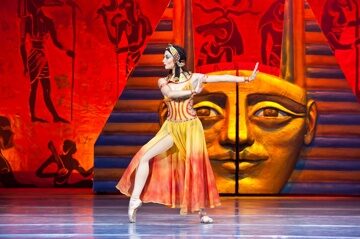 В Рязанской филармонии представят легендарный балет «Клеопатра» В Рязанской филармонии представят легендарный балет «Клеопатра» Потрясающие декорации, костюмы и восхитительная хореография перенесут зрителя во времена правления последней египетской царицы - 50-ые годы до нашей эры.