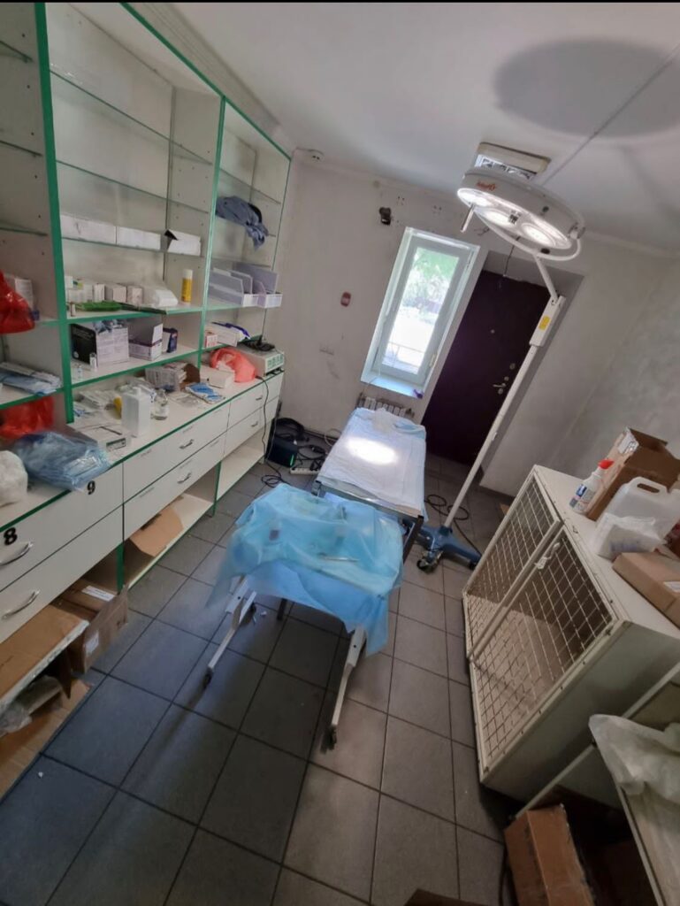 «В Донецке работали под обстрелами». Рязанский ветеринар вместе с командой спасает животных в зоне СВО «В Донецке работали под обстрелами». Рязанский ветеринар вместе с командой спасает животных в зоне СВО В первых числах июня Максим Питецкий и его коллеги стали участниками акции «Ветеринары без границ», последовав примеру рязанского кинолога Юрия Кованова, который в качестве волонтёра с мая оказывал помощь животным в зоне проведения специальной военной операции.