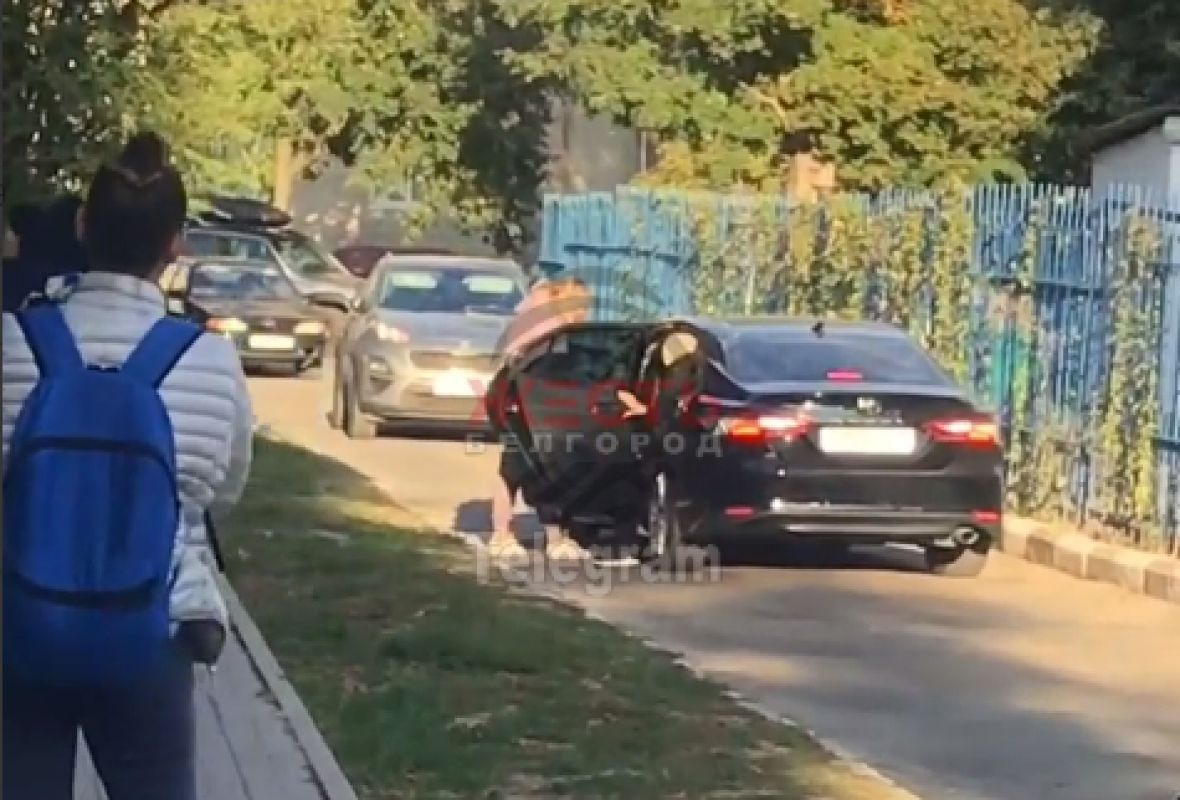 В Белгороде две автоледи устроили драку возле детского сада