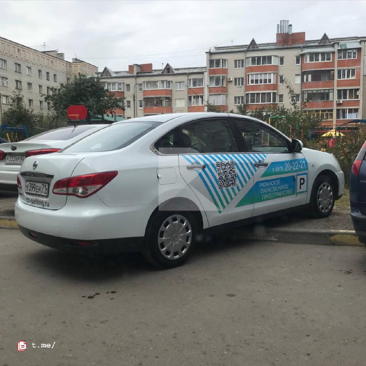 В центре Рязани автомобиль с логотипом Рязанского парковочного пространства припарковался с заездом на газон