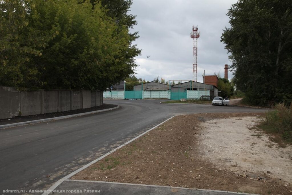 В Рязани прошла приёмка автодороги по проезду Шабулина На дороге отремонтировали тротуары и проезжую часть и установили бортовой камень.
