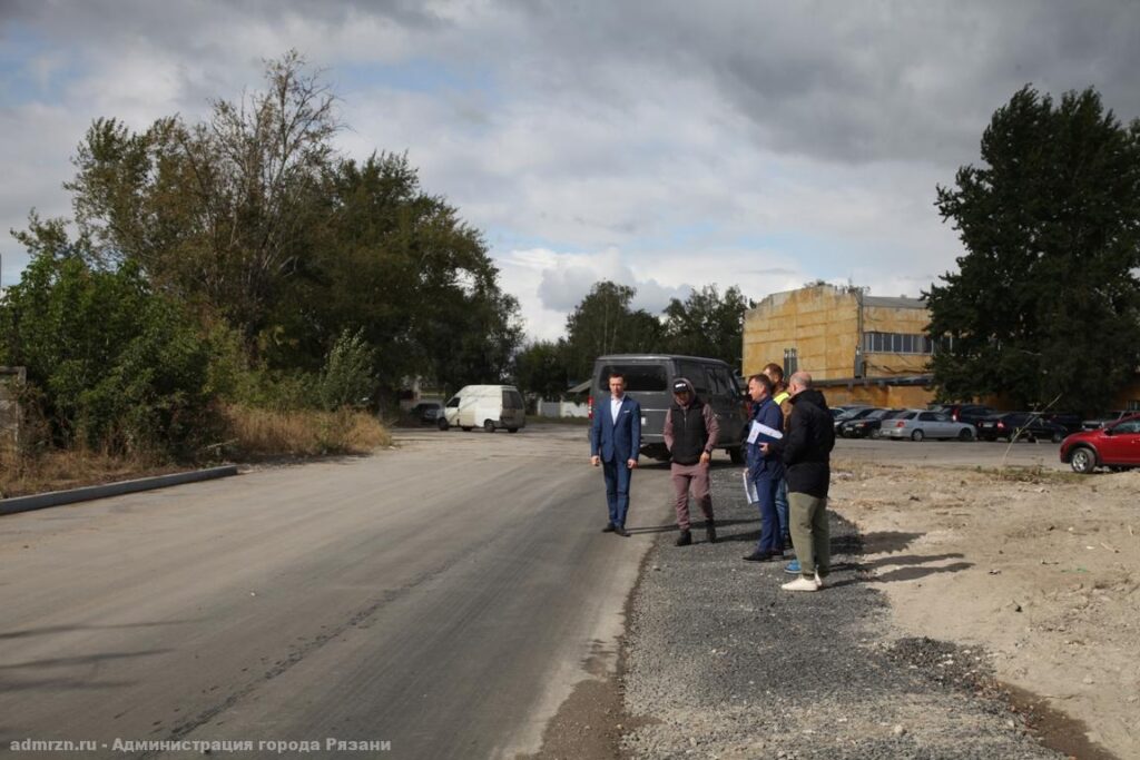 В Рязани прошла приёмка автодороги по проезду Шабулина На дороге отремонтировали тротуары и проезжую часть и установили бортовой камень.