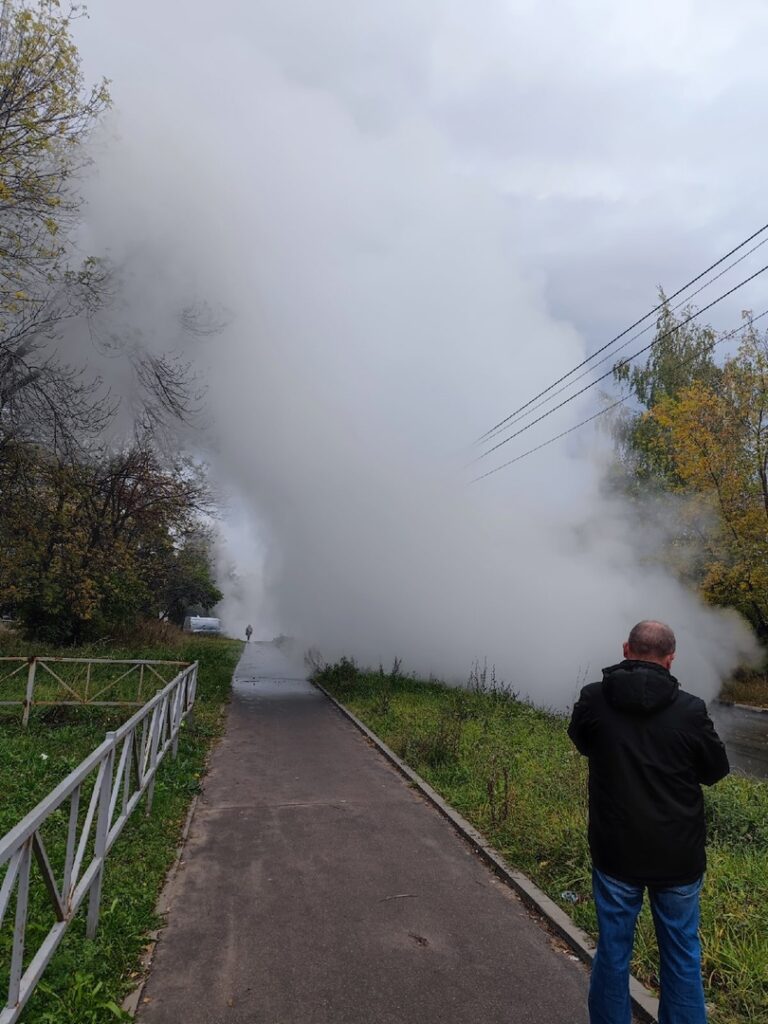 В Октябрьском районе Рязани прорвало трубу с горячей водой