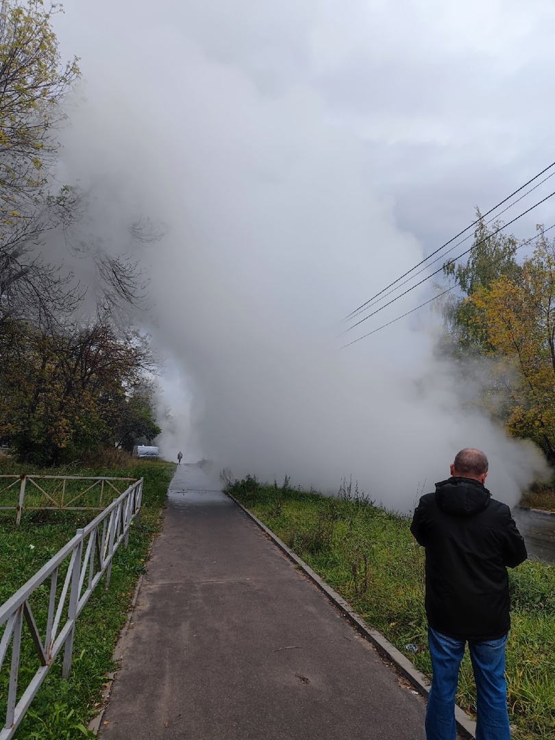 В Октябрьском районе Рязани прорвало трубу с горячей водой | 27.09.2022 |  Рязань - БезФормата