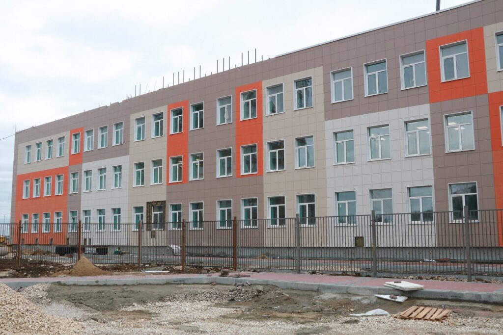 Елена Сорокина проверила ход строительства школы в Кальном