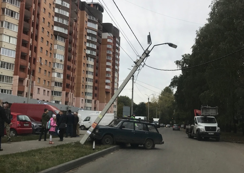 снесла столб