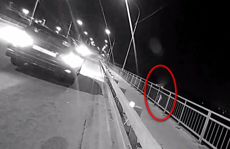 В Серпухове сотрудники ДПС спасли девушку, стоявшую на краю моста