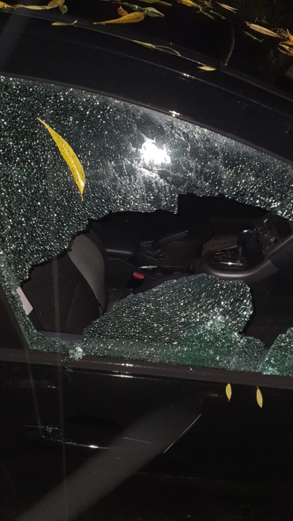 В Кальном неизвестные разбили стекло припаркованной машины