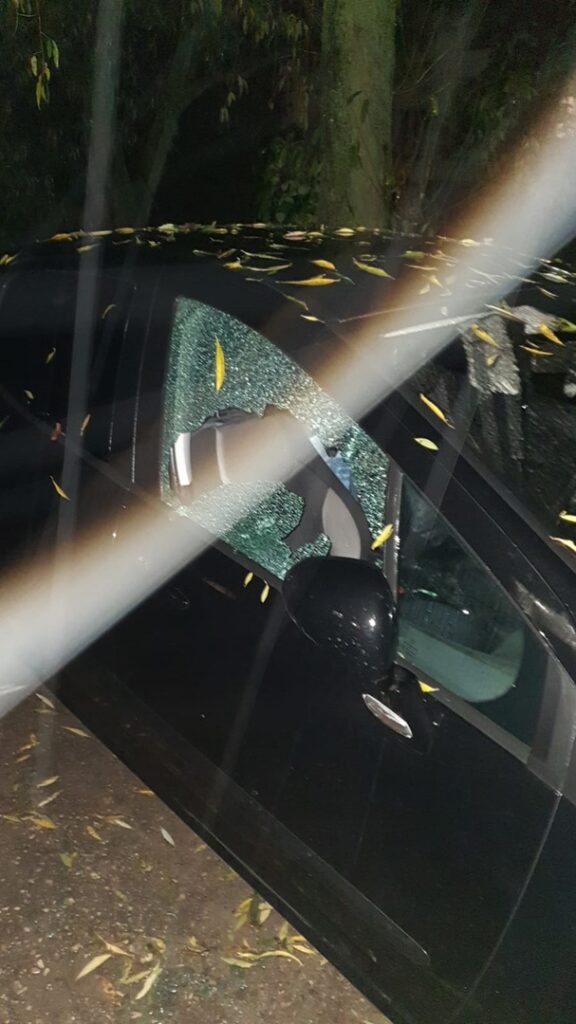 В Кальном неизвестные разбили стекло припаркованной машины