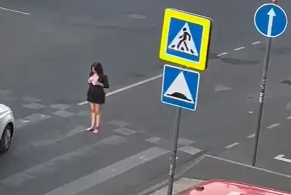 В Краснодаре девушка станцевала стриптиз на проезжей части