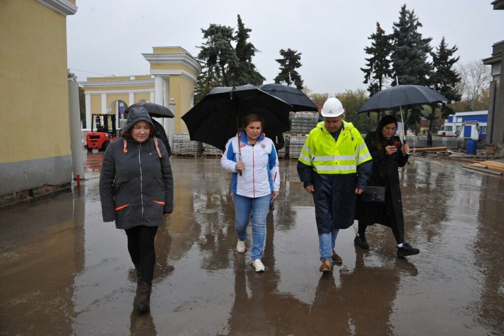 Елена Сорокина проинспектировала ход реконструкции в Торговом городке До 30 сентября выполнят 40% работ, а к 30 октября должна завершиться высадка зелёных насаждений.