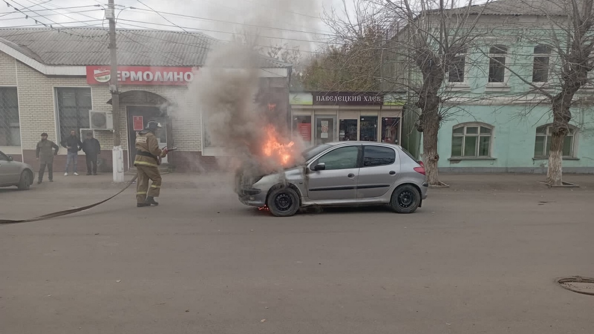 В центре Скопина загорелся легковой автомобиль | 14.10.2022 | Рязань -  БезФормата