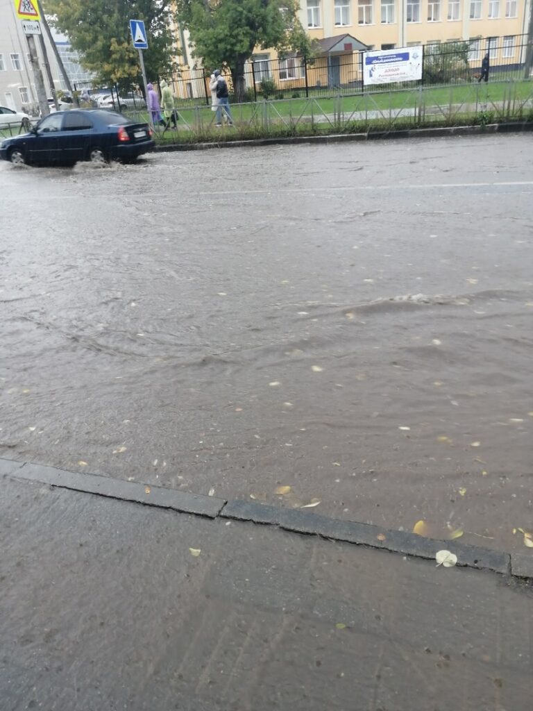 В Канищево затопило дороги после ливня