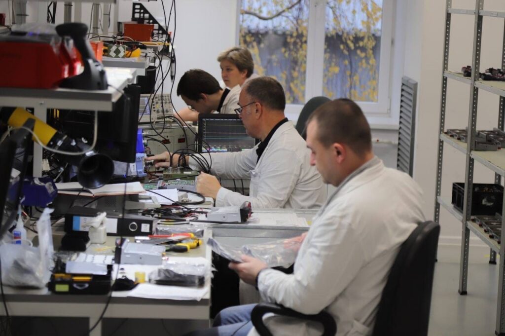 Рязанский радиозавод переходит на работу в три смены По словам главы региона, посетившего сегодня предприятие, режим работы меняется из-за увеличения числа заказов.