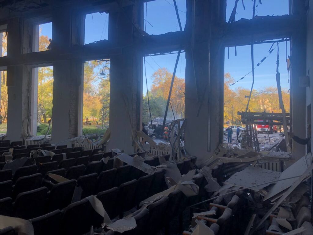 Администрация Донецка серьёзно пострадала от удара ВСУ Администрация Донецка серьёзно пострадала от удара ВСУ Мощность прилёта по зданию администрации была такой, что раскрошило бетонные конструкции и выбило стёкла на всех этажах.