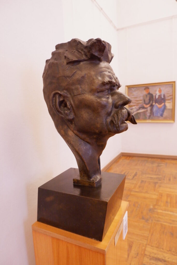 История  о скульптурном портрете Горького и одноимённом памятнике, стоящем в Москве