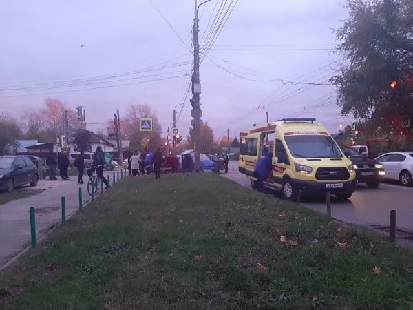 На перекрёстке в Горроще произошло жёсткое ДТП На перекрёстке в Горроще произошло жёсткое ДТП Столкновение автомобилей случилось на пересечении улиц Островского и Ленинского Комсомола. На месте работала реанимационная бригада скорой помощи.