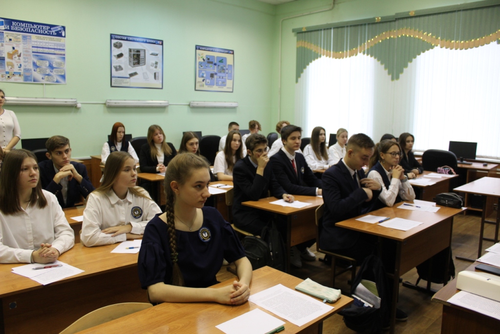 Татьяна Панфилова поговорила со старшеклассниками о Дне народного единства