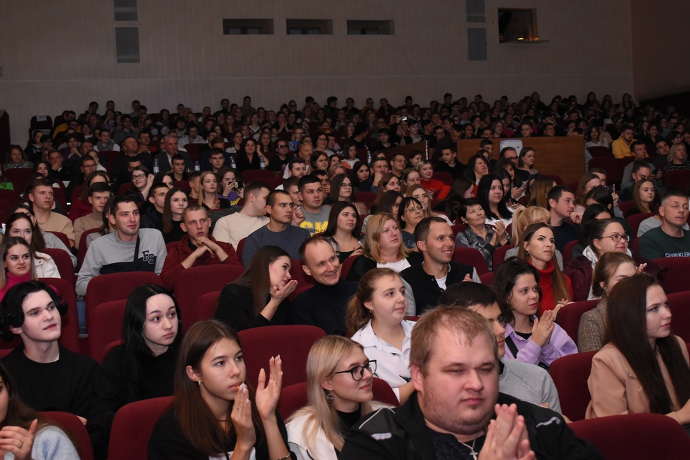 На полуфинале КВН в Рязани было много шуток, аплодисментов и подарков На полуфинале КВН в Рязани было много шуток, аплодисментов и подарков Как всегда атмосфера радости, дружбы, ярких шуток и смеха наполнила зал Рязанского дворца молодёжи.