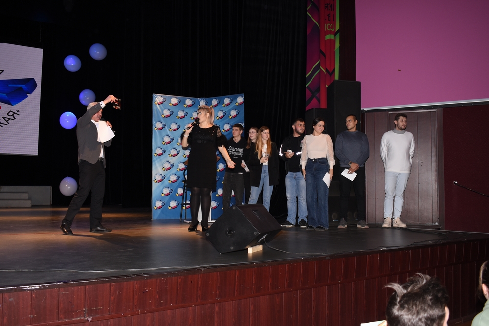 На полуфинале КВН в Рязани было много шуток, аплодисментов и подарков На полуфинале КВН в Рязани было много шуток, аплодисментов и подарков Как всегда атмосфера радости, дружбы, ярких шуток и смеха наполнила зал Рязанского дворца молодёжи.