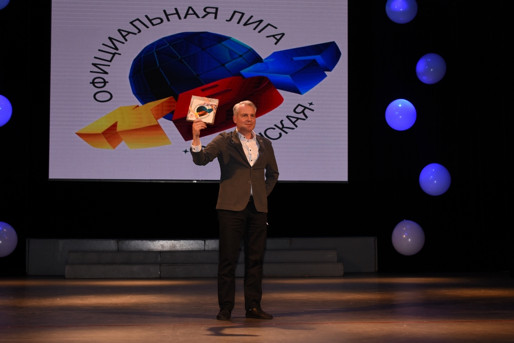 На полуфинале КВН в Рязани было много шуток, аплодисментов и подарков На полуфинале КВН в Рязани было много шуток, аплодисментов и подарков Как всегда атмосфера радости, дружбы, ярких шуток и смеха наполнила зал Рязанского дворца молодёжи.