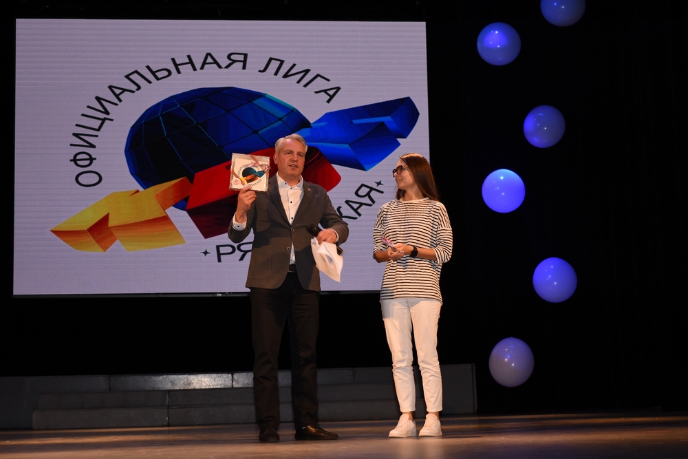 На полуфинале КВН в Рязани было много шуток, аплодисментов и подарков На полуфинале КВН в Рязани было много шуток, аплодисментов и подарков Как всегда атмосфера радости, дружбы, ярких шуток и смеха наполнила зал Рязанского дворца молодёжи.