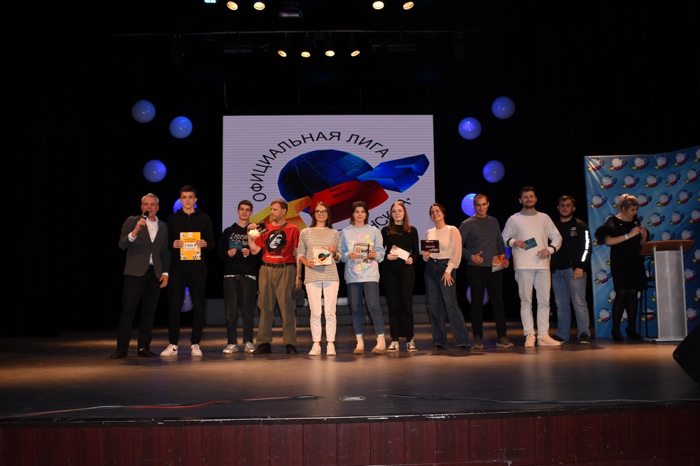 На полуфинале КВН в Рязани было много шуток, аплодисментов и подарков На полуфинале КВН в Рязани было много шуток, аплодисментов и подарков Как всегда атмосфера радости, дружбы, ярких шуток и смеха наполнила зал Рязанского дворца молодёжи.